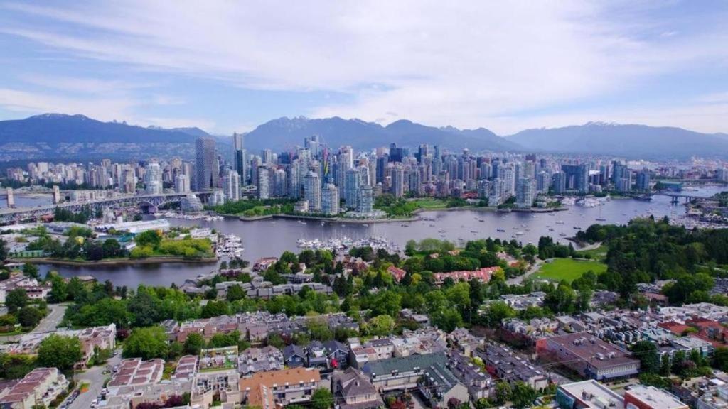 Billion Dollar Views In A Beautiful Fairview Slopes Heritage House Apartman Vancouver Kültér fotó